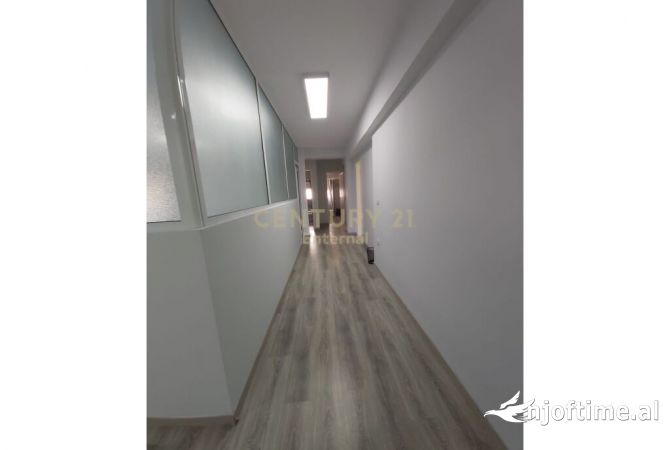 Ambient per zyra me qira ne Bllok  Tirana, Albania Per Qira 1,200 Euro /Muaj