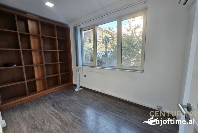 Ambiente Commerciale in Affitto 3+1 a Tirana - 1,400 Euro