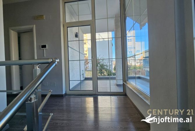 Ambiente Commerciale in Affitto 3+1 a Tirana - 1,400 Euro