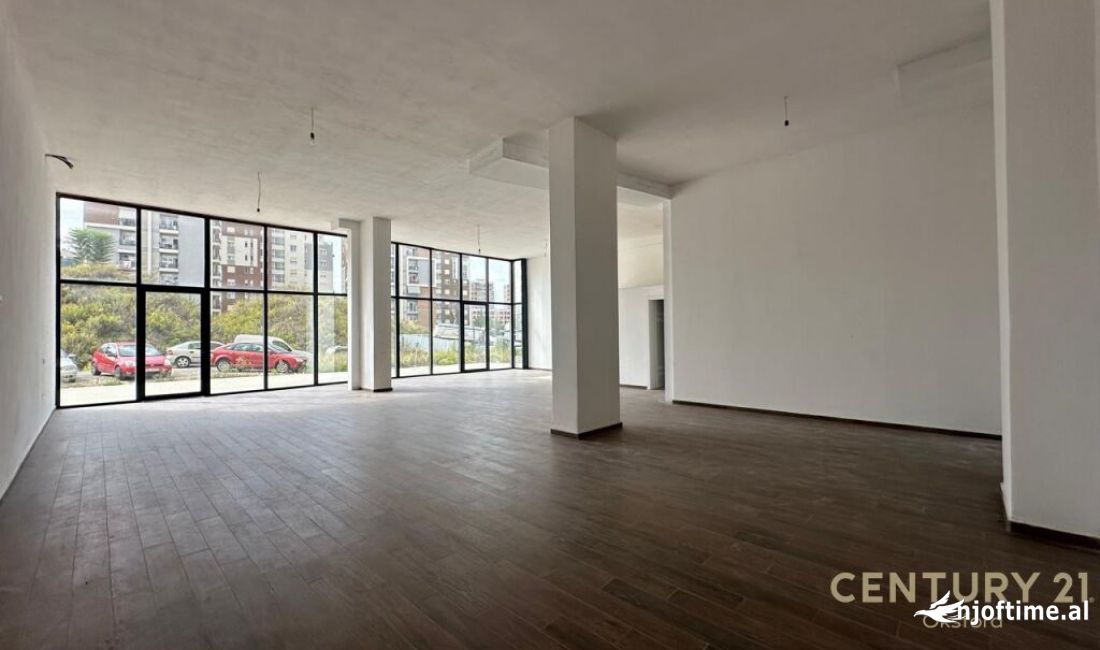 Jepet me qira njesi sherbimi open space, tek ish Fusha e Aviacionit!  Tirana, Albania Per Qira 1,700