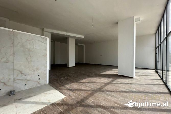 Ambiente Commerciale in Affitto 3+1 a Tirana - 1,700 Euro