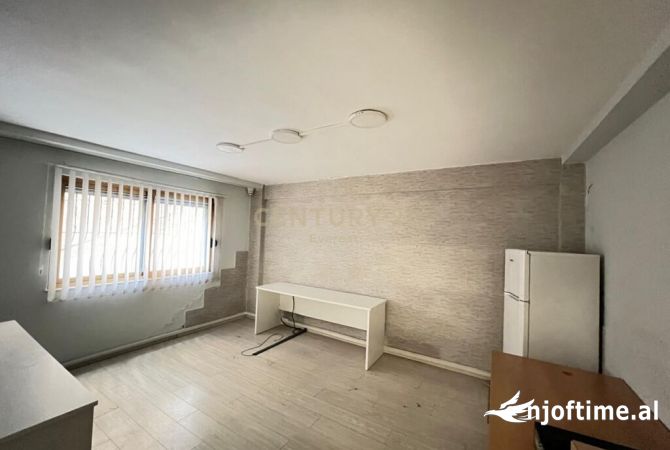 Ambiente Commerciale in Affitto 3+1 a Tirana - 790 Euro