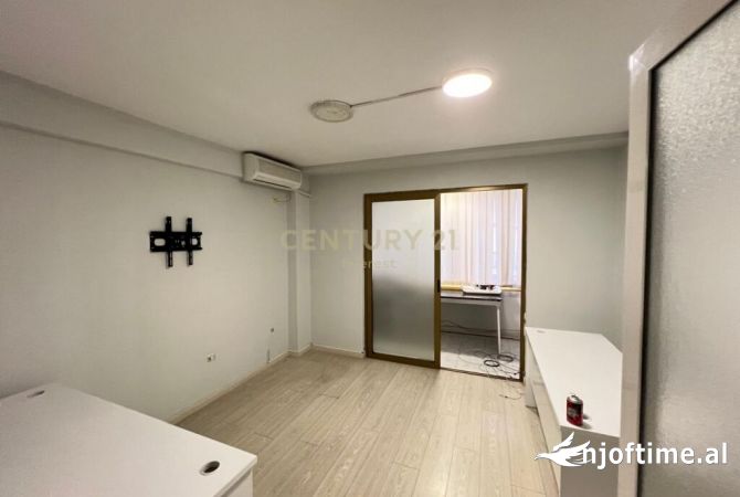 Ambiente Commerciale in Affitto 3+1 a Tirana - 790 Euro