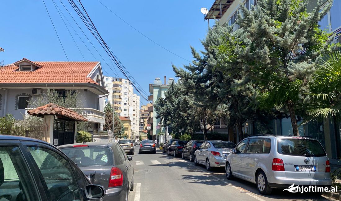 Jepet ambient per zyra me qira twk Komuna e Parisit