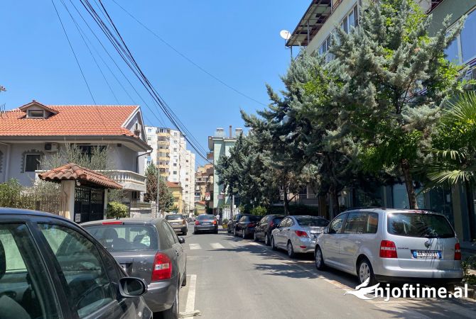 Ambiente Commerciale in Affitto 3+1 a Tirana - 400 Euro