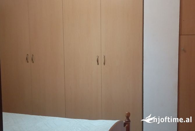 Shtepi ne shitje Apartament ne Tirane, 2+1, Mobilimi Pjeserisht e mobiluar, Pagesa 93,000  Euro.