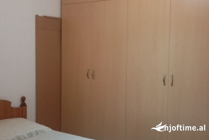 Shtepi ne shitje Apartament ne Tirane, 2+1, Mobilimi Pjeserisht e mobiluar, Pagesa 93,000  Euro.