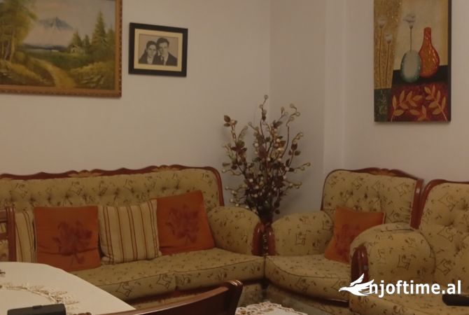 Shtepi ne shitje Apartament ne Tirane, 2+1, Mobilimi Pjeserisht e mobiluar, Pagesa 93,000  Euro.