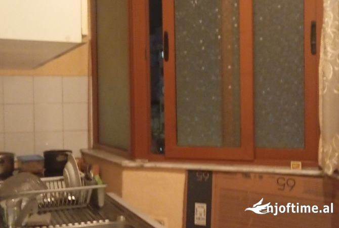 Shtepi ne shitje Apartament ne Tirane, 2+1, Mobilimi Pjeserisht e mobiluar, Pagesa 93,000  Euro.