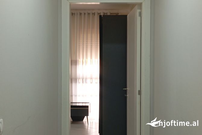 Shtepi ne shitje Apartament ne Tirane, 2+1, Mobilimi E mobiluar, Pagesa 180,000  Euro.