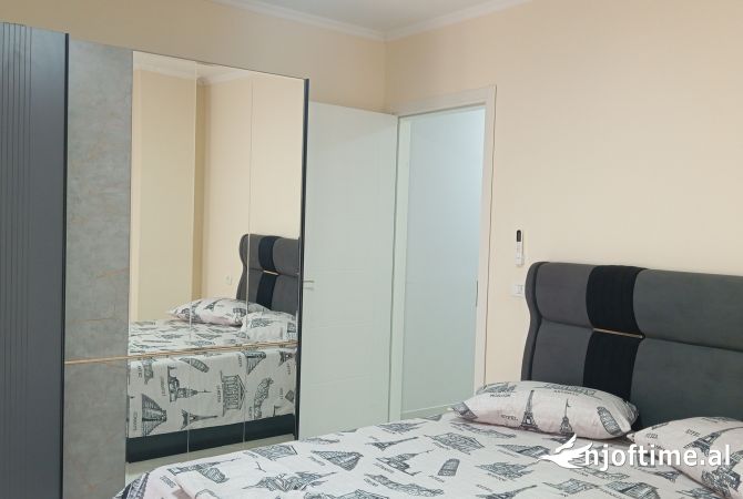 Shtepi ne shitje Apartament ne Tirane, 2+1, Mobilimi E mobiluar, Pagesa 180,000  Euro.