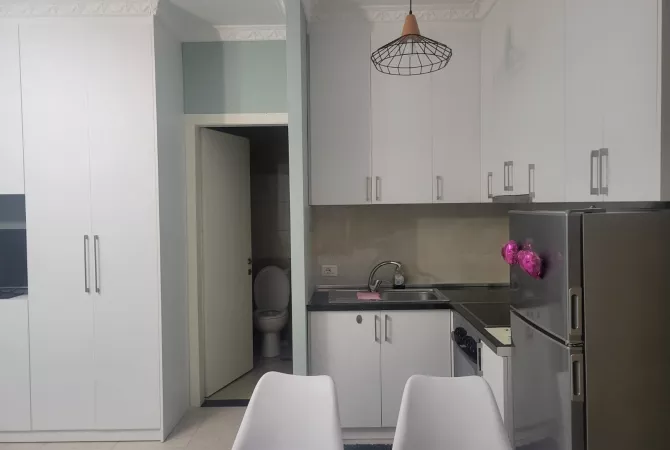 Shtepi me qera Apartament ne Tirane, Garsoniere, Mobilimi E mobiluar, Pagesa 25,000  Leke.