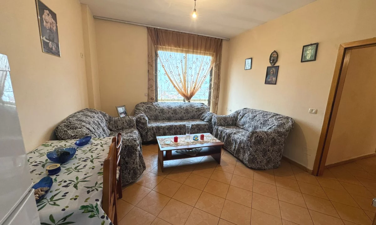 Shtepi ne shitje Apartament ne Tirane, 2+1, Mobilimi E mobiluar, Pagesa 130,000  Euro.