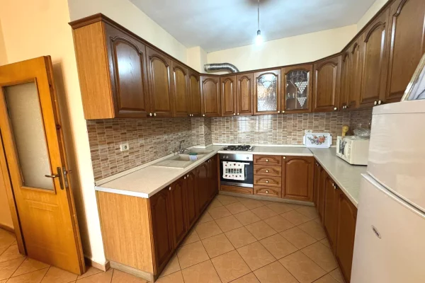 Shtepi ne shitje Apartament ne Tirane, 2+1, Mobilimi E mobiluar, Pagesa 130,000  Euro.