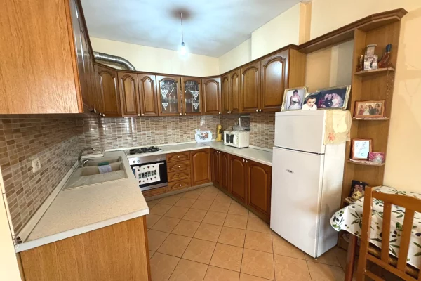 Shtepi ne shitje Apartament ne Tirane, 2+1, Mobilimi E mobiluar, Pagesa 130,000  Euro.