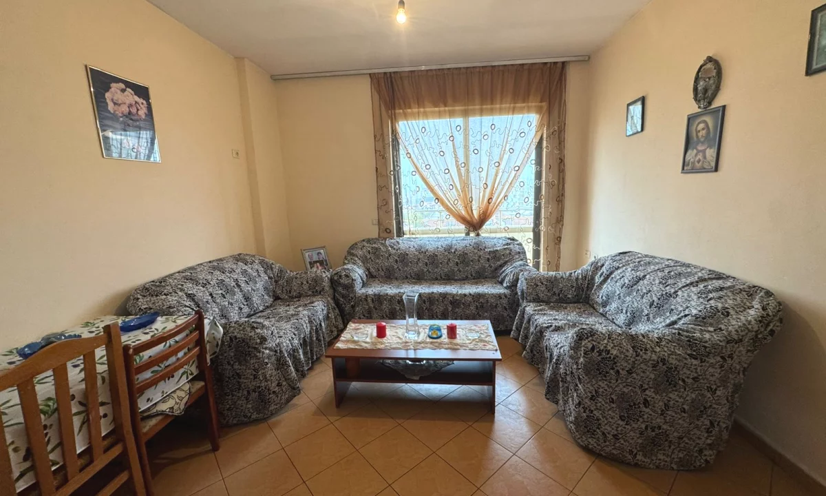 Shtepi ne shitje Apartament ne Tirane, 2+1, Mobilimi E mobiluar, Pagesa 130,000  Euro.