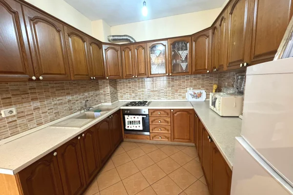 Shtepi ne shitje Apartament ne Tirane, 2+1, Mobilimi E mobiluar, Pagesa 130,000  Euro.