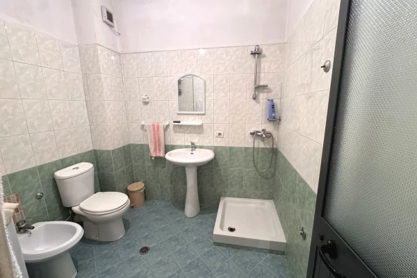 Shtepi ne shitje Apartament ne Tirane, 2+1, Mobilimi E mobiluar, Pagesa 130,000  Euro.