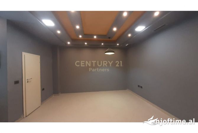Ambiente Commerciale in Affitto 3+1 a Tirana - 150,000 Euro