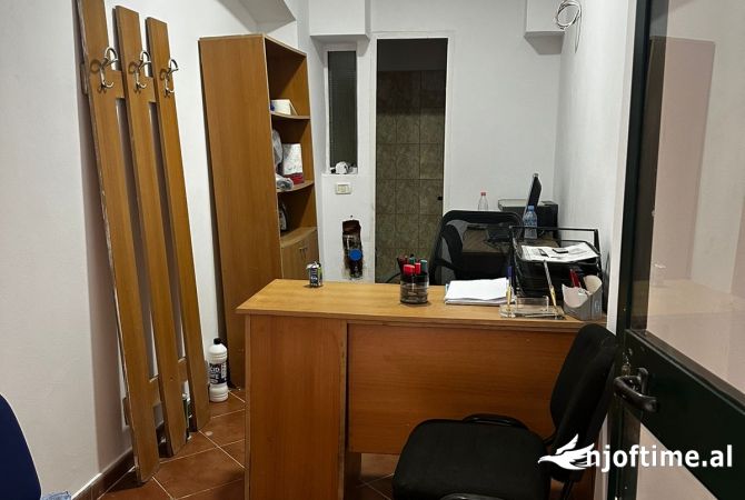 Ambiente Commerciale in Affitto 3+1 a Tirana - 300 Euro