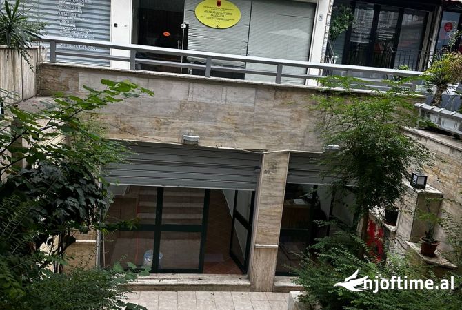 Ambiente Commerciale in Affitto 3+1 a Tirana - 300 Euro