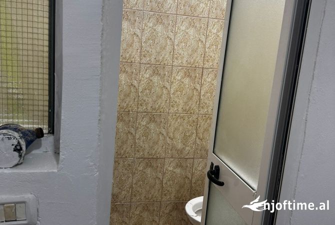 Ambiente Commerciale in Affitto 3+1 a Tirana - 300 Euro