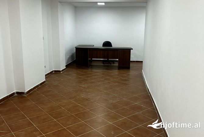 Ambiente Commerciale in Affitto 3+1 a Tirana - 500 Euro