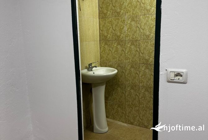 Ambiente Commerciale in Affitto 3+1 a Tirana - 500 Euro