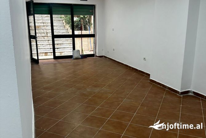 Ambiente Commerciale in Affitto 3+1 a Tirana - 500 Euro