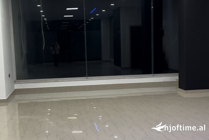 Ambiente Commerciale in Affitto 1+1 a Tirana - 450 Euro