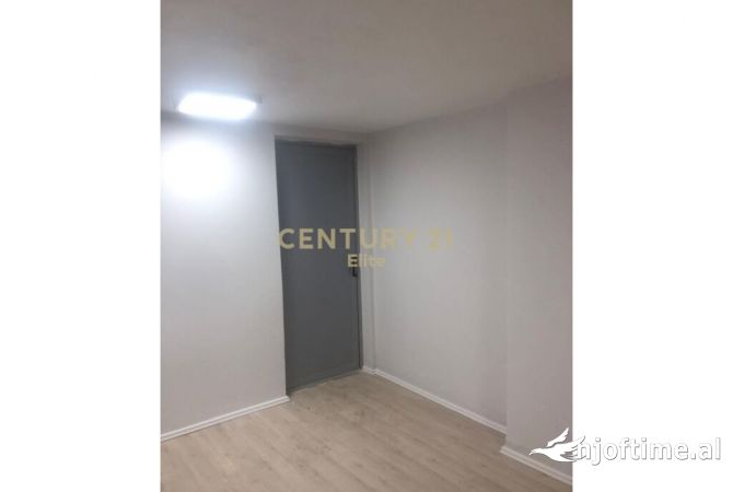 Ambiente Commerciale in Vendita 1+1 a Tirana - 61,600 Euro