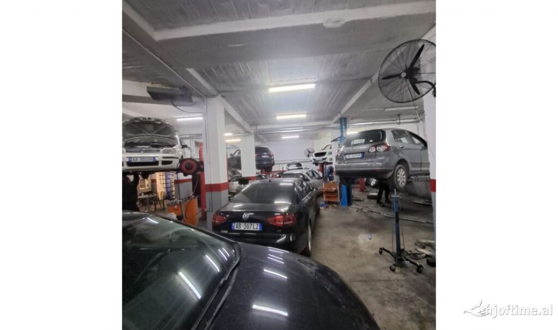 Shitet Biznes Servis Makinash tek Qendra Tregtare Kristal, Tirana 420 m2