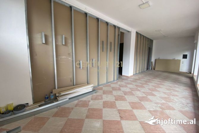 Ambiente Commerciale in Affitto 1+1 a Tirana - 3,000 Euro