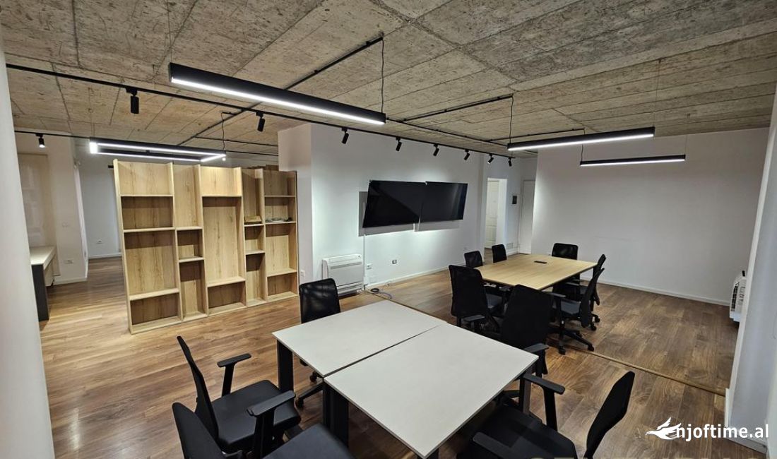 ZYRA ME QIRA PRANE RRUGES SE ELBASANIT