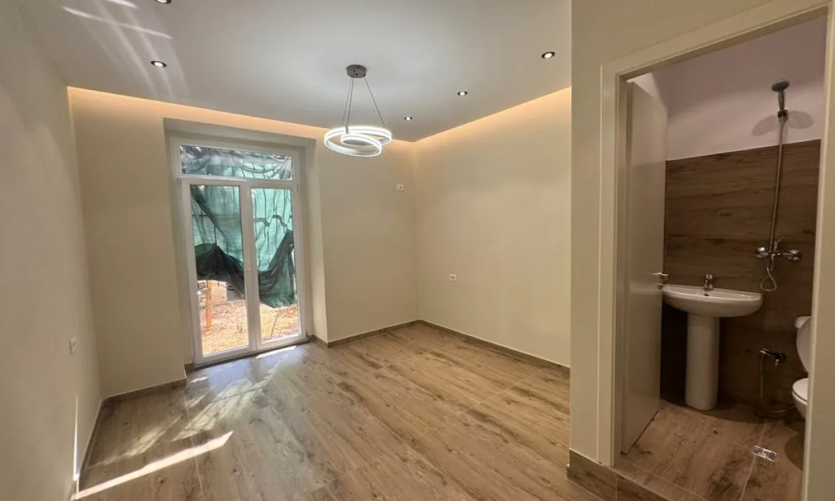 Qira, Ambient per Zyra, Myslym Shyri, Tirane.