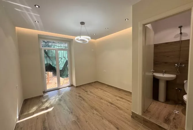 Business Property for Rent 3+1 in Tirana - 650 Euro