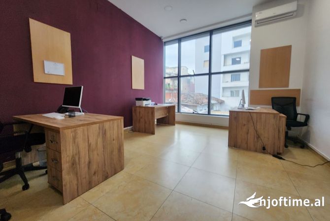 Ambiente Commerciale in Affitto 1+1 a Tirana - 47,000 Leke