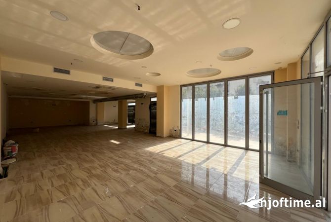 Ambiente Commerciale in Affitto 1+1 a Tirana - 550 Euro