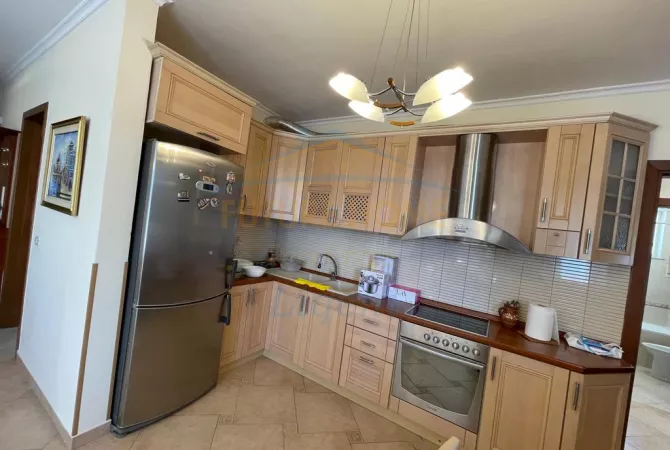 Shtepi me qera Apartament ne Tirane, 3+1, Mobilimi E mobiluar, Pagesa 1,000  Euro.