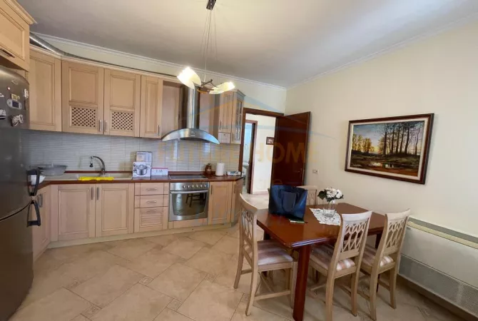 Shtepi me qera Apartament ne Tirane, 3+1, Mobilimi E mobiluar, Pagesa 1,000  Euro.