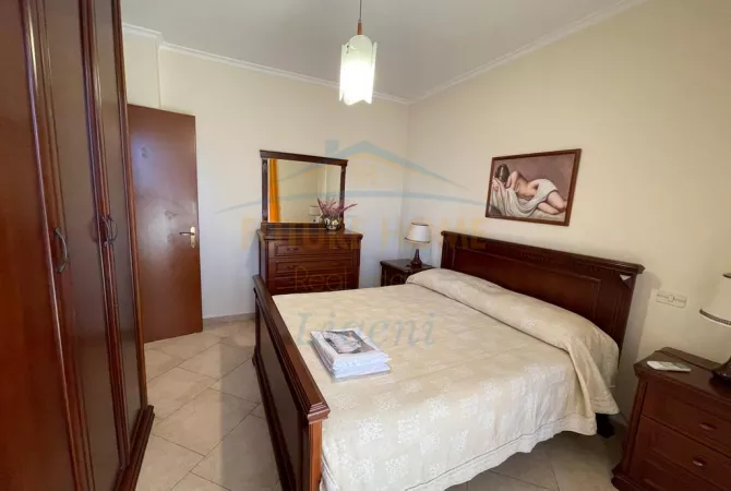 Shtepi me qera Apartament ne Tirane, 3+1, Mobilimi E mobiluar, Pagesa 1,000  Euro.