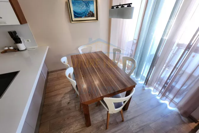 Shtepi me qera Apartament ne Tirane, 3+1, Mobilimi E mobiluar, Pagesa 900  Euro.