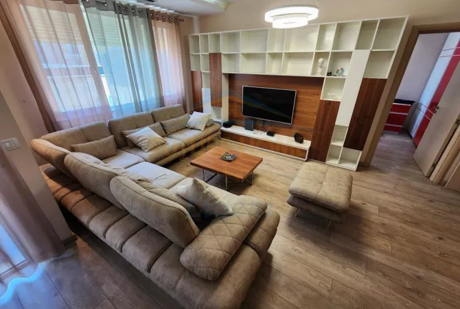 Shtepi me qera Apartament ne Tirane, 3+1, Mobilimi E mobiluar, Pagesa 900  Euro.