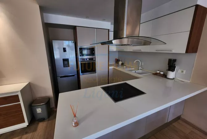 Shtepi me qera Apartament ne Tirane, 3+1, Mobilimi E mobiluar, Pagesa 900  Euro.