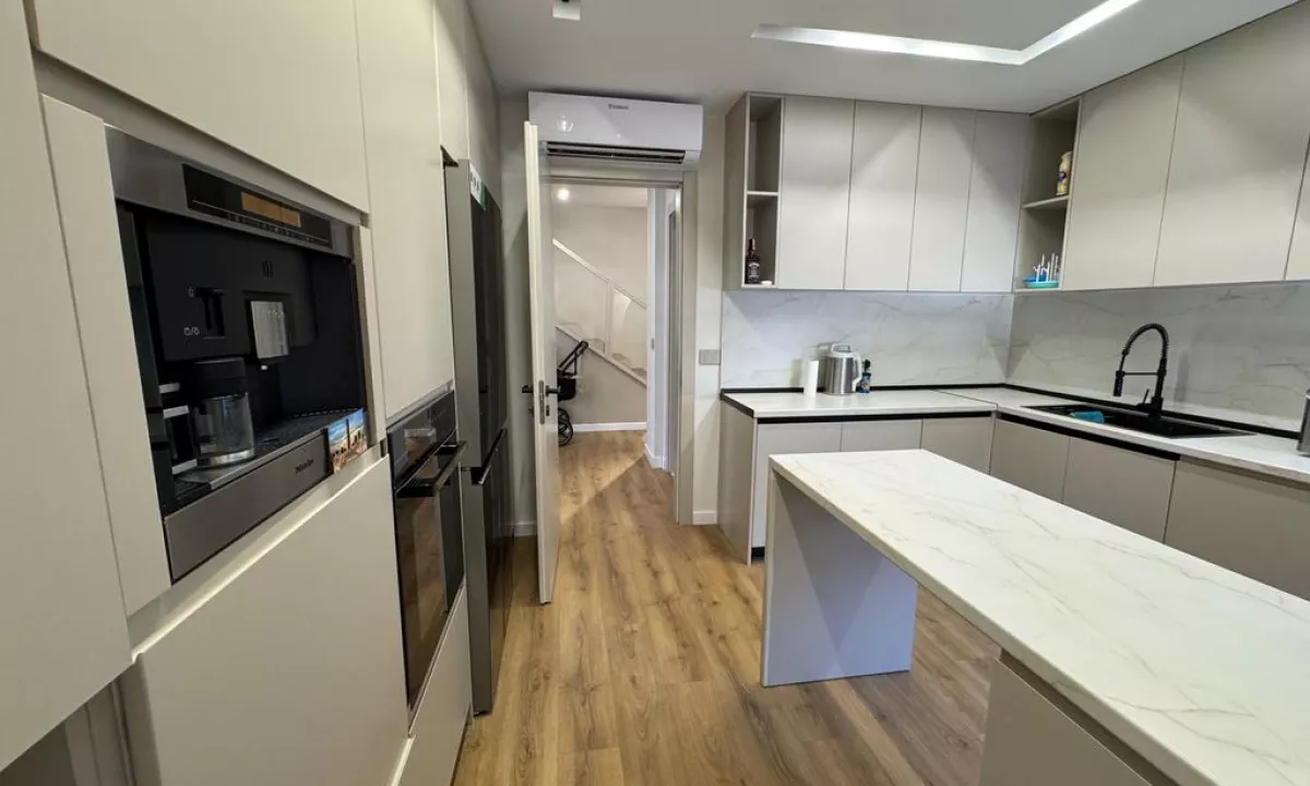 Shtepi ne shitje Duplex(shtepi me 2 kate) ne Tirane, 2+1, Mobilimi E mobiluar, Pagesa 300,000  Euro.