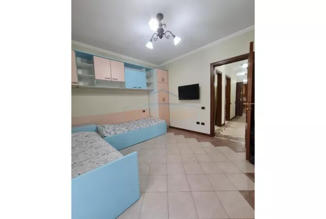 Shtepi ne shitje Apartament ne Tirane, 3+1, Mobilimi E mobiluar, Pagesa 295,000  Euro.