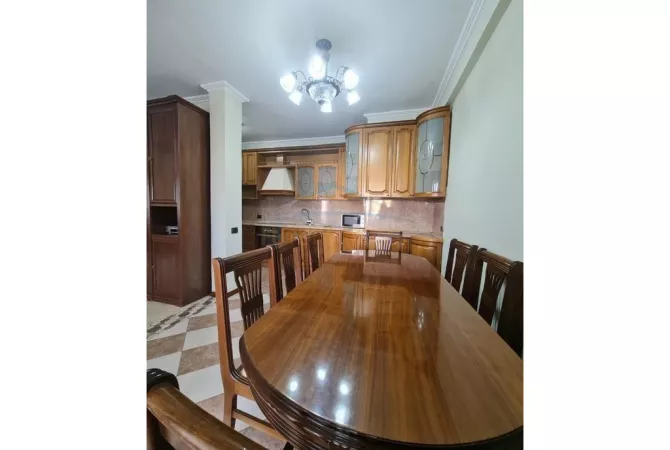 Shtepi ne shitje Apartament ne Tirane, 3+1, Mobilimi E mobiluar, Pagesa 295,000  Euro.