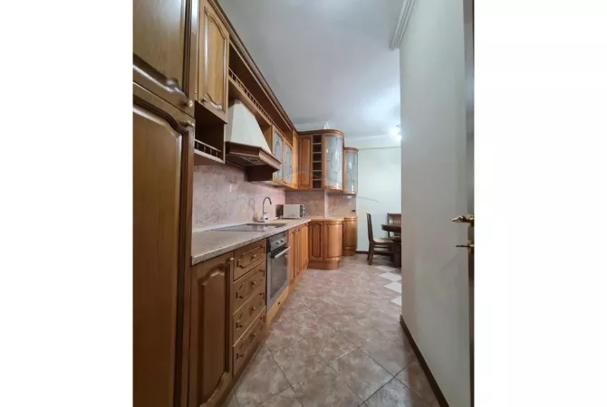 Shtepi ne shitje Apartament ne Tirane, 3+1, Mobilimi E mobiluar, Pagesa 295,000  Euro.