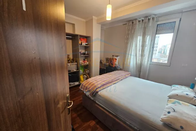 Shtepi ne shitje Apartament ne Tirane, 3+1, Mobilimi E mobiluar, Pagesa 299,000  Euro.