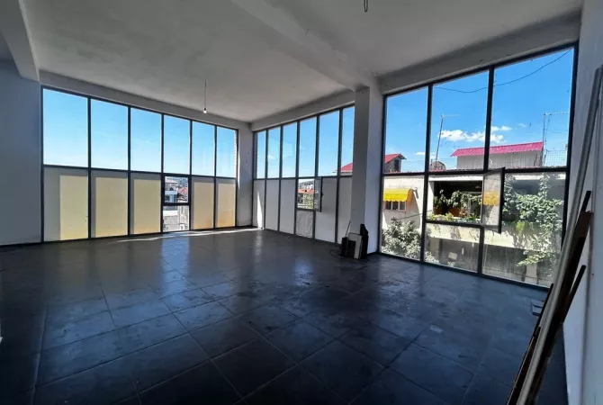 Qera, Ambient Biznesi, Misto Mame, Tirane.